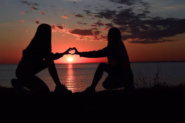 https://img.freepik.com/premium-photo/silhouettes-two-girls-beach-by-sea_663299-424.jpg